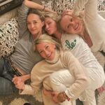 Carole Richert Instagram - #blonde #sororité #jeudemains #lien #feminite #regal #champagne merci @gregorydefranssu pour la photo @helenedefougerolles @molinarikara @isalouregen …