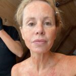 Carole Richert Instagram - Mais que m’arrive-t’il ? 🥵🥵🥵🥵 Merci au chef maquilleur #emmanuelpitois pour ses effets spéciaux époustouflants . Ma brûlante transformation promet de faire effet!!! #tournage #viedactrice #tvfilm #francetelevision #coupdechaud