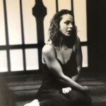 Carole Richert Instagram - Samuel Labarthe fut mon inoubliable Rodrigue . Aussi le voir hier, seul en scène, magnifique, j’avais les yeux de Chimène le temps d’un moment de grâce . Et la folle envie de vous faire partager deux photos de ce rôle qui m’a transformé , le rôle le plus long du répertoire français aussi ( 😅) , le metteur en scène le plus génial à mes yeux: Gérard Desarthe. Quelle chance! Gérard est allé chercher en moi cette folie qu’il voulait rendre à Chimène, le dilemme insupportable d’aimer celui qui tua son père. Chimène est une âme brisée. Je suis allée à la rencontre de cette femme amoureuse , je l’ai aimé passionnément. J’ai eu beaucoup de chance! on ne rencontre pas si souvent que cela dans notre vie d’artiste des rôles qui vous transcendent. 🌟🌟#lecid #corneille @samuel_labarthe_officiel #gerarddesarthe #carolerichert