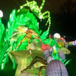 Carole Richert Instagram - L’exposition « mini-mondes » en voie d’illumination, au jardin des plantes, juste magique, onirique, passionnant, un peu effrayant, juste formidable et cela se termine dimanche !!! c’est AVATARLAND!!!Un autre monde plus grand que nature #jardindesplantes #paris #ecosysteme #baindelumiere #enviedetreuneluciole #voirleschosesengrand #leverlesyeux