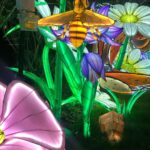 Carole Richert Instagram - L’exposition « mini-mondes » en voie d’illumination, au jardin des plantes, juste magique, onirique, passionnant, un peu effrayant, juste formidable et cela se termine dimanche !!! c’est AVATARLAND!!!Un autre monde plus grand que nature #jardindesplantes #paris #ecosysteme #baindelumiere #enviedetreuneluciole #voirleschosesengrand #leverlesyeux