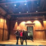 Carole Richert Instagram - Un retour à la source ! quelle émotion de retrouver l'emblématique salle louis Jouvet , d'arpenter les couloirs du conservatoire , de gravir le grand escalier central et de ressentir derrière la porte centrale le trac du concours d'entrée puis les années d'apprentissage et ce trac toujours quand tu passes tes scènes devant tes camarades de promo, tes profs , pour tes journées de fin d'années… Aujourd’hui, le temps d’un événement , j’ai retrouvé le chemin de mon école …une place que je croyais perdue m’attendait… J’appartiens à cette grande maison, je grandissais là il y a trente ans…. et aujourd’hui, la jeune fille en moi secouée par l’émotion de ce rendez-vous me crie toujours que les rêves sont permis, que rester fidèle à soi est essentiel, que cette vocation des premiers jours a besoin d’attention, de confiance et d’amour toujours, avec ses hauts, ses bas, ses interrogations, ses vides, ses attentes, ses espérances et que le travail quotidien est indispensable pour se réinventer, la curiosité permanente pour s’éveiller, et même si l'envie puissante d'être rassurée, consolée , stabilisée pousse parfois à lâcher l’affaire de cette quête vers l’artiste qu’on est au plus profond de soi , et bien ce rendez-vous avec moi dans l’école de mes rêves a fait battre mon cœur… toucher ce qui m’avait animé si puissamment … J’ai eu 20 ans quelques instants…J’ai eu le trac…celui de ma foi, de ma passion pour le jeu …Merci! #cnsad #conservatoirenationalsuperieurdartdramatique #passion #comedienne # amitiedetoujours #seretrouvertrenteansapres