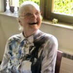 Carole Richert Instagram - Ma merveilleuse mémé a choisi de déménager le même jour que moi, je me suis arrêtée à la lisière des toits de Paris, elle a continué plus haut, sans cartons et sans déballage. Elle a eu plusieurs vies du haut de ses 99 ans et 9 mois et 1 seule mort, celle qui survient un jour, de toute façon, qui nous coupe l’air du temps mais pas celui de l’amour . Dans son lit, à 8 h00 du matin, ce mercredi 25 octobre 2023 ,elle a lâché prise…avec douceur et amour autour d’elle. Merci ma chère grand-mère, grande dame, d’avoir été avec nous si longtemps, distillant ta sagesse et ta gentillesse, nous laissant en héritage, ta force et ton panache, nous livrant au passage tes secrets aussi … Ma grand-mère est un pilier…Nous vacillons à son départ…il était temps pour elle , il est temps pour nous d’être à la hauteur…. Elle reste plus que jamais vivante dans mon cœur et je l’entends me dire : « Oh Carole » avec son petit accent alsacien qui m’a toujours fait craquer. Mémé, je t’aime, envole-toi …Le lien qui nous unit transcende les frontières ❤️ #héritage #magrandmere #éternité #centenaire