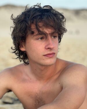 Carole Richert Instagram - Vincent photographié par Pauline… Une sœur, un frère, une complicité entre eux que j’aime tant… #frereetsoeur  #jeunesse #cestlarentree #eteindien  @vincentrlt @pauline_rlt