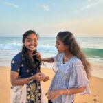 Carole Richert Instagram - Subjuguée par la beauté de cette jeune indienne entourée de ses amies , son sourire si éblouissant, son regard si intense et cette joie qui émane d’elle! J’ai adoré l’approcher, elle rayonnait tant … #inde #kerala #beauté #joie