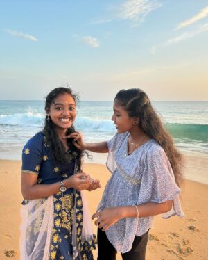 Carole Richert Instagram - Subjuguée par la beauté de cette jeune indienne entourée de ses amies , son sourire si éblouissant, son regard si intense et cette joie qui émane d’elle! J’ai adoré l’approcher, elle rayonnait tant … #inde #kerala #beauté #joie