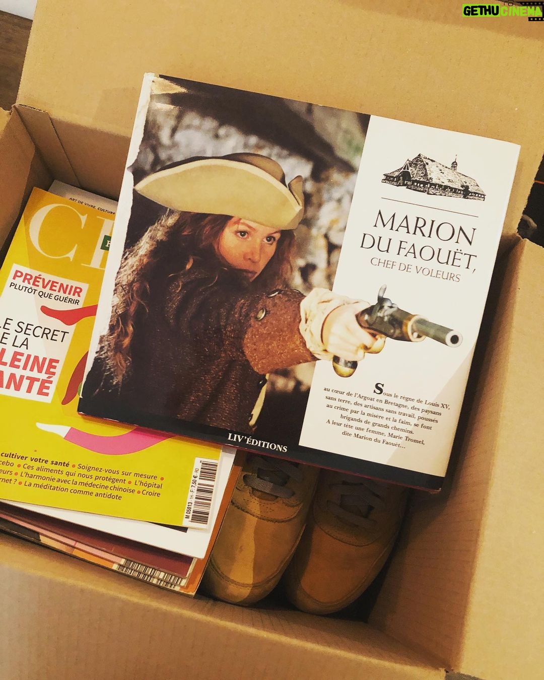 Carole Richert Instagram - On emballe, ça cartonne et le passé repasse … #cestlarentree #çadéménage #paris #mariondufaouet
