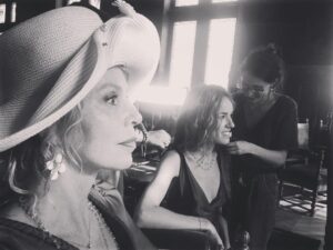 Carole Richert Instagram - Mélange de concentration, fatigue et bonne humeur . Magnifique @elodie_fontan  et joli chapeau 😉 #clem