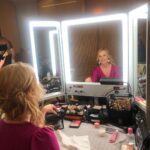 Carole Richert Instagram - C’est parti pour une semaine de tournage et ce rendez-vous quotidien au HMC ( habillage , Maquillage, coiffure) , pour entrer dans la peau d’un personnage! celui-ci je le connais bien 😉 #clem #mariefrancebrimont #serie #tf1 #merlinproduction #tournage #famille