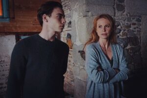 Carole Richert Instagram - En « zone blanche », ce vendredi 14 avril sur #france3 , un nouvel épisode de #cassandre #barjacproduction #saison7  avec  la flamboyante Gwendoline Hamon  @gwendol qui mène parfaitement l’enquête avec son équipe de charme dirigé par @jeromeportheault . Clin d’œil à mon fiston @borisbaroux ,  je suis sa première maman pour son tout premier rôle 💖 Merci à #francoisemenidrey  qui veille sur moi depuis longtemps , aux productrices @mariedupuydangeac et @laurencebachman1  qui me font confiance 🌸…