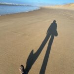 Carole Richert Instagram - Premiers pas, premier selfie, premières impressions, le soleil est là , le ciel est bleu …J’apprécie ce premier jour de l’an, je le vole à la morosité , l’embrasse et vous souhaite une belle année, la nature a un effet si puissant que j’en oublie parfois la réalité et me nourrit de cette beauté partout autour de moi …Je la partage, comme un cadeau…de Nouvel an! Bonjour 2024 ❤️❤️❤️ et mes meilleurs vœux à tous 🙏🌟 #2024 #nouvelan #espoir #paix #joie #douceur