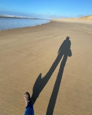 Carole Richert Instagram - Premiers pas, premier selfie, premières impressions,  le soleil  est là , le ciel est bleu …J’apprécie ce premier jour de l’an, je le vole à la morosité , l’embrasse et vous souhaite une belle année, la nature a  un effet si puissant  que j’en oublie parfois la réalité et me nourrit de cette beauté partout autour de moi …Je la partage, comme un cadeau…de Nouvel an! Bonjour 2024 ❤️❤️❤️ et mes meilleurs vœux  à tous 🙏🌟 #2024 #nouvelan #espoir #paix #joie #douceur