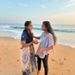 Carole Richert Instagram - Subjuguée par la beauté de cette jeune indienne entourée de ses amies , son sourire si éblouissant, son regard si intense et cette joie qui émane d’elle! J’ai adoré l’approcher, elle rayonnait tant … #inde #kerala #beauté #joie