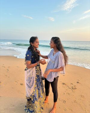 Carole Richert Instagram - Subjuguée par la beauté de cette jeune indienne entourée de ses amies , son sourire si éblouissant, son regard si intense et cette joie qui émane d’elle! J’ai adoré l’approcher, elle rayonnait tant … #inde #kerala #beauté #joie