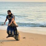 Carole Richert Instagram - Subjuguée par la beauté de cette jeune indienne entourée de ses amies , son sourire si éblouissant, son regard si intense et cette joie qui émane d’elle! J’ai adoré l’approcher, elle rayonnait tant … #inde #kerala #beauté #joie