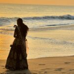 Carole Richert Instagram - Subjuguée par la beauté de cette jeune indienne entourée de ses amies , son sourire si éblouissant, son regard si intense et cette joie qui émane d’elle! J’ai adoré l’approcher, elle rayonnait tant … #inde #kerala #beauté #joie