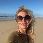 Carole Richert Instagram - Premiers pas, premier selfie, premières impressions, le soleil est là , le ciel est bleu …J’apprécie ce premier jour de l’an, je le vole à la morosité , l’embrasse et vous souhaite une belle année, la nature a un effet si puissant que j’en oublie parfois la réalité et me nourrit de cette beauté partout autour de moi …Je la partage, comme un cadeau…de Nouvel an! Bonjour 2024 ❤️❤️❤️ et mes meilleurs vœux à tous 🙏🌟 #2024 #nouvelan #espoir #paix #joie #douceur
