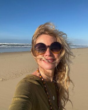 Carole Richert Instagram - Premiers pas, premier selfie, premières impressions,  le soleil  est là , le ciel est bleu …J’apprécie ce premier jour de l’an, je le vole à la morosité , l’embrasse et vous souhaite une belle année, la nature a  un effet si puissant  que j’en oublie parfois la réalité et me nourrit de cette beauté partout autour de moi …Je la partage, comme un cadeau…de Nouvel an! Bonjour 2024 ❤️❤️❤️ et mes meilleurs vœux  à tous 🙏🌟 #2024 #nouvelan #espoir #paix #joie #douceur