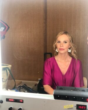Carole Richert Instagram - C’est parti pour une semaine de tournage et ce rendez-vous quotidien au HMC ( habillage , Maquillage, coiffure) , pour entrer dans la peau d’un personnage! celui-ci je le connais bien 😉 #clem #mariefrancebrimont #serie #tf1 #merlinproduction #tournage #famille