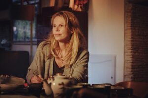 Carole Richert Instagram - En « zone blanche », ce vendredi 14 avril sur #france3 , un nouvel épisode de #cassandre #barjacproduction #saison7  avec  la flamboyante Gwendoline Hamon  @gwendol qui mène parfaitement l’enquête avec son équipe de charme dirigé par @jeromeportheault . Clin d’œil à mon fiston @borisbaroux ,  je suis sa première maman pour son tout premier rôle 💖 Merci à #francoisemenidrey  qui veille sur moi depuis longtemps , aux productrices @mariedupuydangeac et @laurencebachman1  qui me font confiance 🌸…