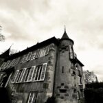 Carole Richert Instagram - Autre ambiance… un chateau, un crime , les membres d’une famille et parmi eux un meurtrier… En plein cluedo et j’en suis la châtelaine 😉 à suivre…#tournage #alsace