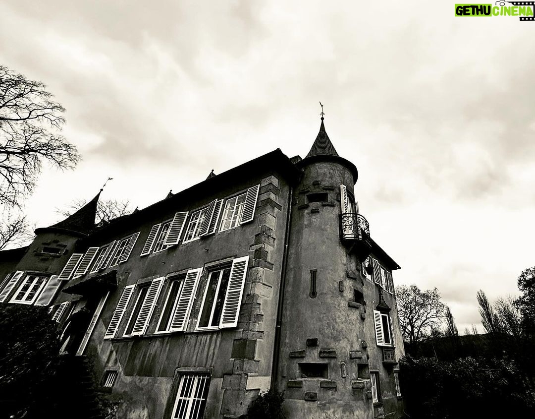 Carole Richert Instagram - Autre ambiance… un chateau, un crime , les membres d’une famille et parmi eux un meurtrier… En plein cluedo et j’en suis la châtelaine 😉 à suivre…#tournage #alsace