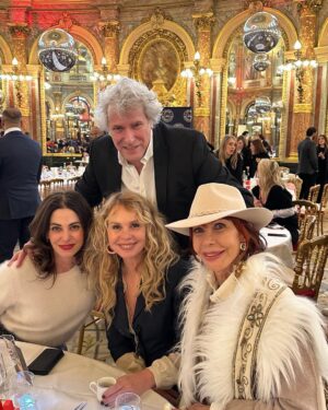 Carole Richert Instagram - En très bonne compagnie , merveilleux déjeuner , lieu sublime @noemie.elbaz @stephanedebourgies @anydavray  Merci à @jeanmarcpuget @haroldparisot  @chinesebusinessclub @jmpuget_euroexpo  #intercontinentalopera #journeeinternationaledesdroitsdesfemmes