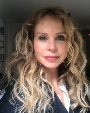 Carole Richert Instagram - Prête pour un déjeuner officiel …à l’occasion de la Journée international des droits de la femme 🌺🌺🌺 #sefaireune beauté #paris