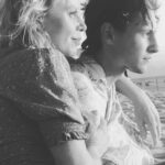 Carole Richert Instagram - Mon fils, aujourd’hui c’est ton anniversaire et tu pars pour la Nouvelle-Zélande, un vent de liberté souffle sur ta jeune vie, quel cadeau, envole-toi, sauve-toi, découvre-toi, quel changement dans ta vie , oui je suis bouleversée , c’est loin tout de même…et puis tout près , l’amour n’a pas de distance…Une maman n’est jamais loin…Je veille…Ton papa veille… toujours 🌟Joyeux anniversaire mon grand garçon et bon vol ❤️🌟🙏@vincentrlt @pauline_rlt #protection #voyage #grandir #amour #cadeaudelavie #changementdevie #experience #laviedevantsoi