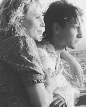 Carole Richert Instagram - Mon fils, aujourd’hui c’est ton anniversaire et tu pars pour la Nouvelle-Zélande, un vent de liberté souffle sur ta jeune vie, quel cadeau, envole-toi, sauve-toi, découvre-toi, quel changement dans ta vie , oui je suis bouleversée , c’est loin tout de même…et puis tout près , l’amour n’a pas de distance…Une maman n’est jamais loin…Je veille…Ton papa veille… toujours 🌟Joyeux anniversaire mon grand garçon et  bon vol ❤️🌟🙏@vincentrlt @pauline_rlt #protection #voyage #grandir #amour #cadeaudelavie  #changementdevie #experience  #laviedevantsoi