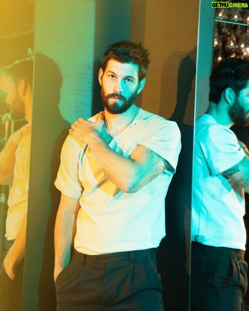 Casey Deidrick Instagram - Do you ever look into a mirror and are just absolutely feelin’ yourself...yea, me neither. 🤦🏻‍♂️ Thank you @thewrap for letting me stop by! Directed by @tatertatloveslu 📸: @graphicsmetropolis #tiff