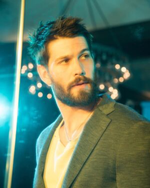 Casey Deidrick Instagram - Do you ever look into a mirror and are just absolutely feelin’ yourself...yea, me neither. 🤦🏻‍♂️ Thank you @thewrap for letting me stop by! Directed by @tatertatloveslu 📸: @graphicsmetropolis #tiff