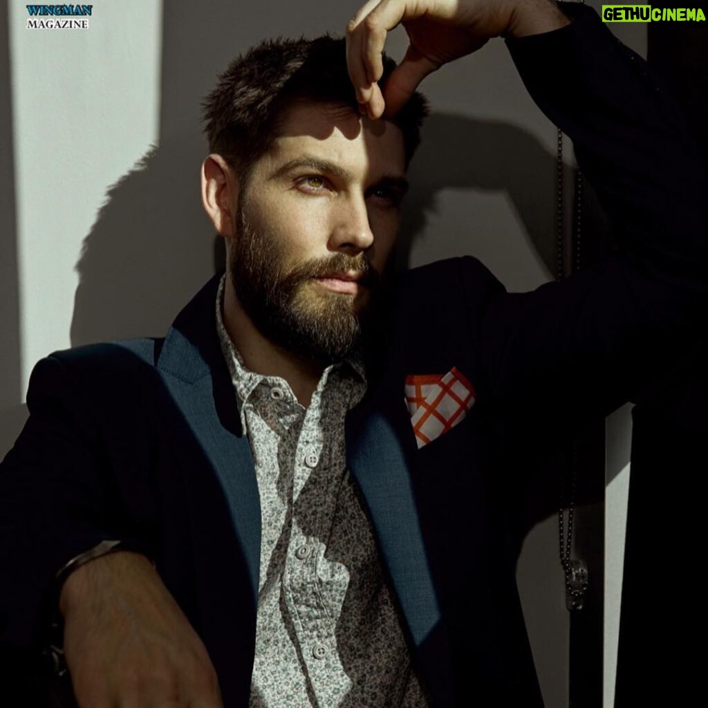 Casey Deidrick Instagram - Cool things happen in the dark🤷🏻‍♂️Thank you @wingmanmagazine for having me! Photo taken at @andazweho Photo by @mdanielsphoto Grooming by @madison_blue Styling by @andrewcristipeterpandrew Story by @mjmphotographsnh Interview Link in bio for hard copy and digital🤙🏼 @teamportrait @bayvuegirl #wingmanmagazine #thecw #netflix