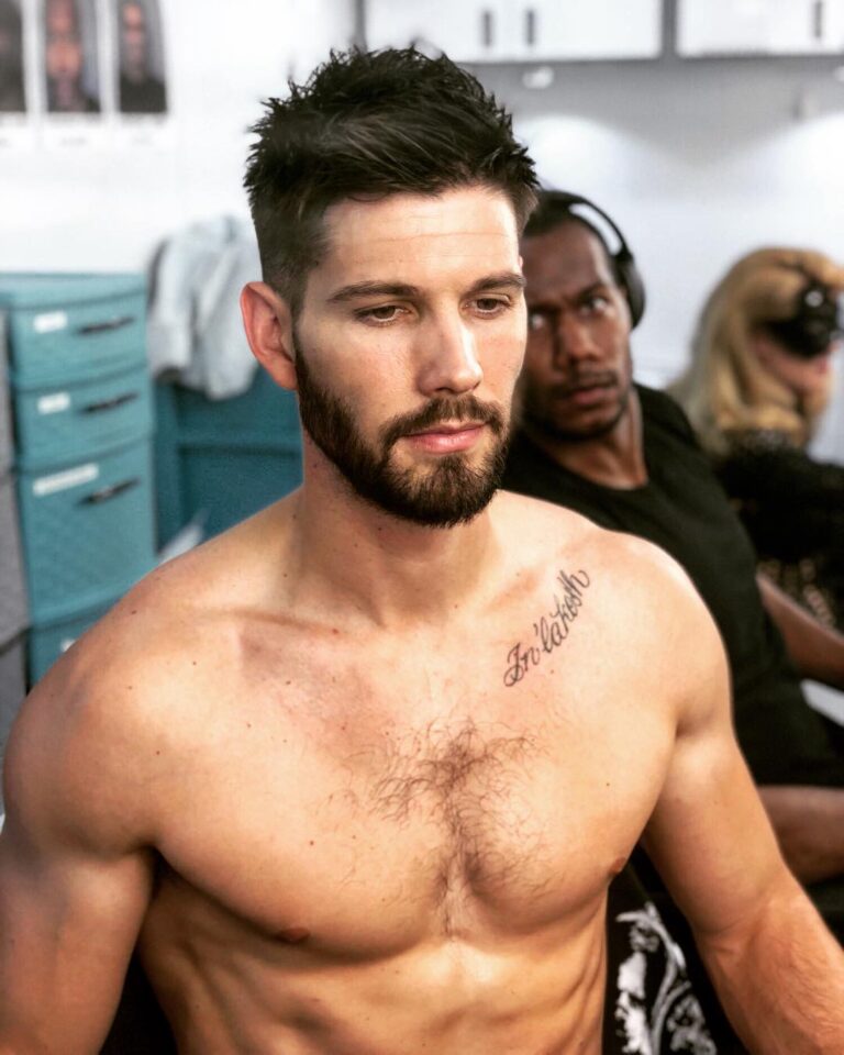 Casey Deidrick Instagram - I meditate everyday. Like today for example, I’m meditating on how I’m going to crush 17 pizzas after this last shirtless scene🤷🏽‍♂️🧘🏽‍♂️ #wrapped #paleolife thanks for the tan @jedimaster34