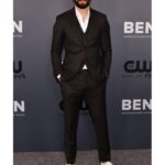 Casey Deidrick Instagram - “Look Perry. Everything the light touches is our kingdom”. @thecw Summer TCA’s @cwinthedark Season 2 🤙🏼 thank you @langy and @strongsuitclothing @gettyentertainment 📸: @rodinphotography