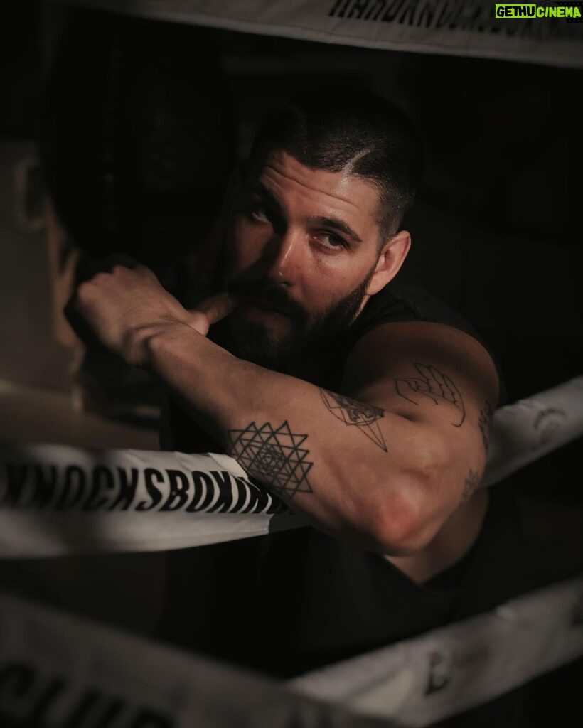 Casey Deidrick Instagram - Getting ready for my fight with Jake Paul.. Down and Out - by @justinwu Dp @sandteaeggo SFX Make-up @angelaleemakeup Location @hardknocksboxingclub Toronto, Ontario