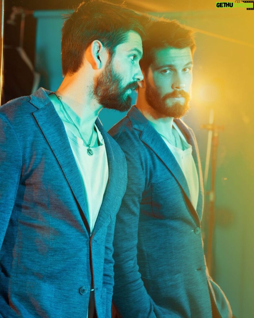 Casey Deidrick Instagram - Do you ever look into a mirror and are just absolutely feelin’ yourself...yea, me neither. 🤦🏻‍♂ Thank you @thewrap for letting me stop by! Directed by @tatertatloveslu 📸: @graphicsmetropolis #tiff