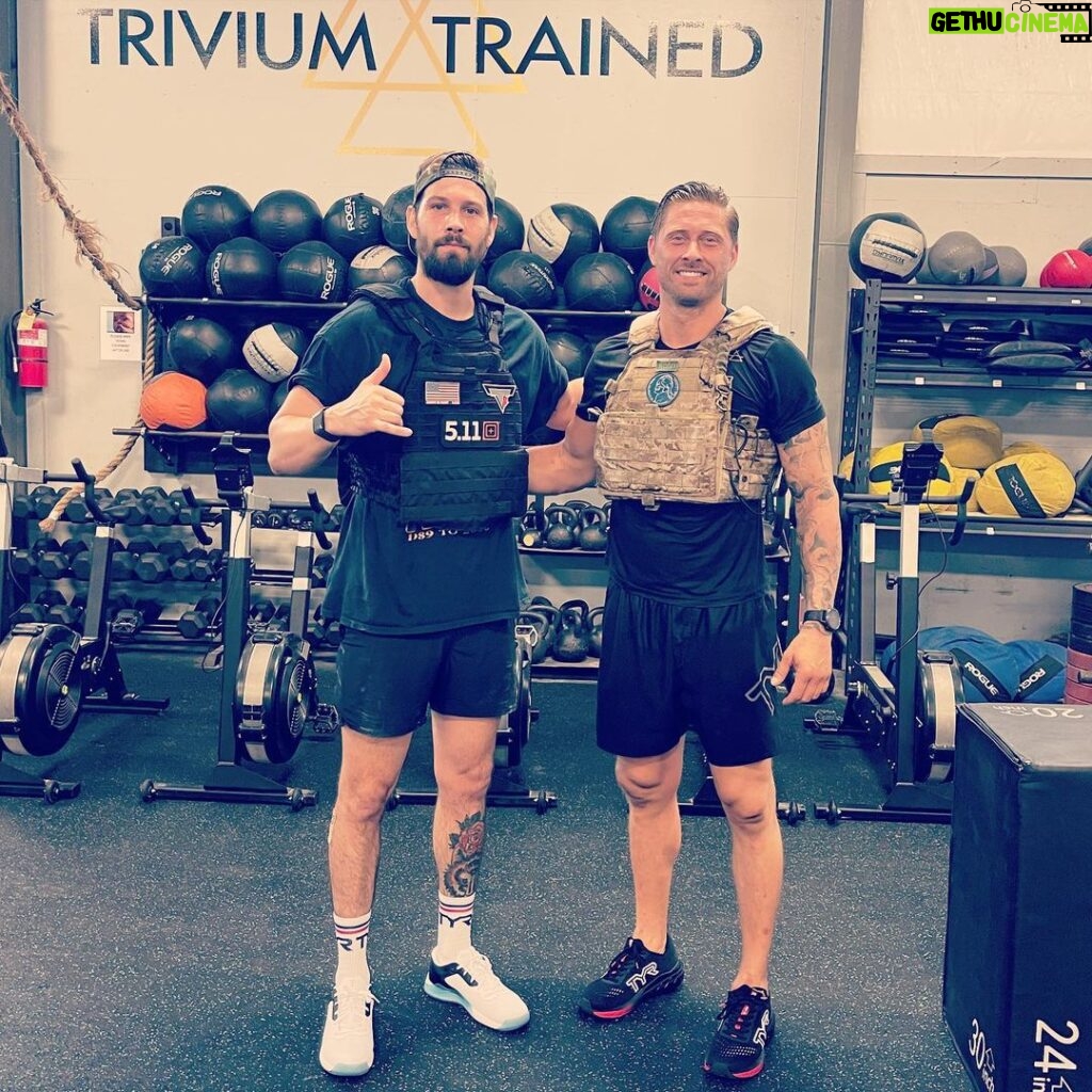Casey Deidrick Instagram - Memorial Day #Murph to honor the fallen service members who served our country and to also support the family members and friends of those we have lost. Thank you for your sacrifice 🫡 In memory of James Muniz (Navy Corpsman)🙏🏻❤ Thank you @ianschinelli @jakexmuniz @crossfittrivium @veteranwithasign @nikki.deck @thefriendlyfilm CrossFit Trivium
