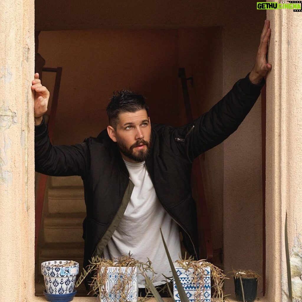 Casey Deidrick Instagram - Just over here praying this UFO takes me with them 🛸 📸: I got to shoot with the very talented @hrodriguezphotos thank you for spending the day with me and sharing your kindness🙏🏻 💇🏽‍♂️: @josephchase