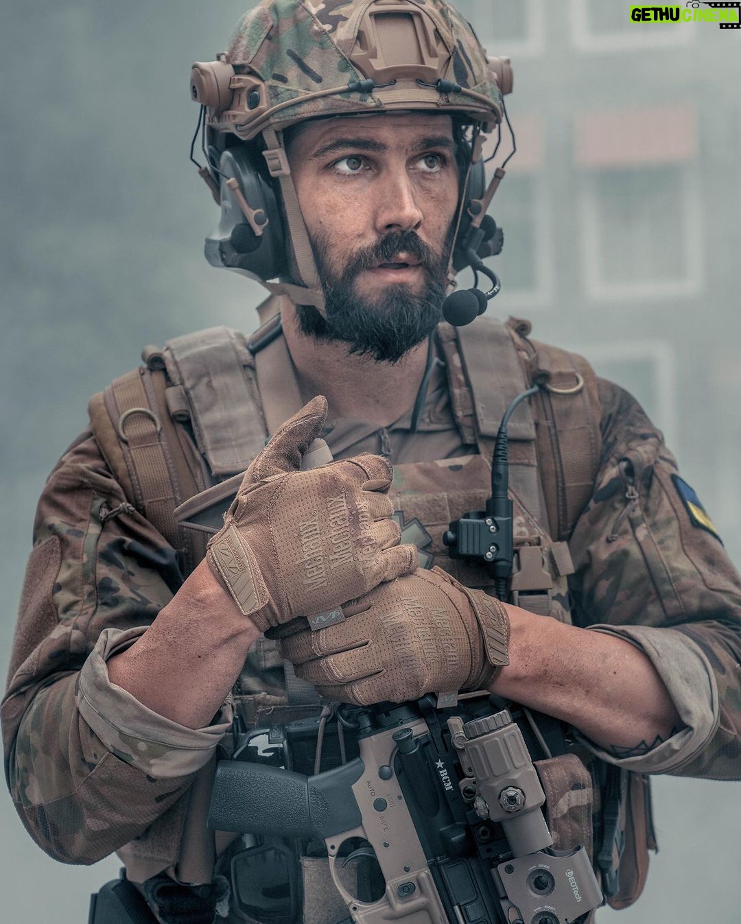 Casey Deidrick Instagram - 🫡 Big thank you to frog man 🐸@ianschinelli for teaching me your ways and training me. I have so much respect for our military. 📸: @standwatchconcepts