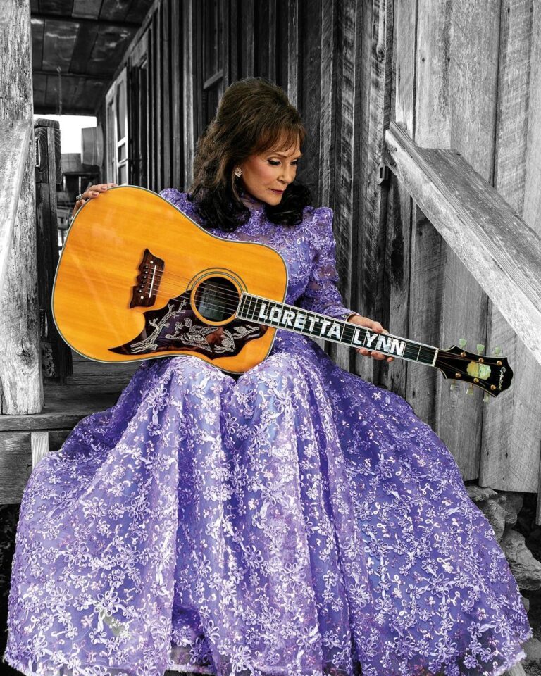 Casey Patterson Instagram - So far, this is a year of reflection on how I spend my time and how important it is to stand for something in your work. I was thrilled to get a call from Loretta Lynn and her daughter Patsy, to produce and direct a special concert tribute event for this remarkable, groundbreaking woman. Still the most awarded woman in the history of country music and first female country artist to receive the Kennedy Center Honor. In recent years, she was awarded the Presidential Medal of Freedom from Barack Obama. My grandfather loved Loretta and held her up as an example of a woman determined to make something herself against impossible odds. It’s entirely our honor to be a part of an All Star Celebration this weekend in Nashville with @spaceykacey @garthbrooks @trishayearwood @littlebigtown @keithurban @mirandalambert @brandicarlile @officialjackwhitelive @dariusrucker @officialalanjackson @martinamcbride and more. #countrymusic royalty fit for the Queen.