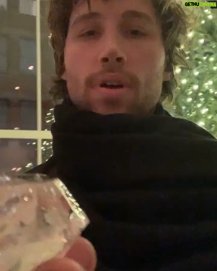 Casey Patterson Instagram - Holiday PSA❗️❄️🌲 Elegant little gatherings can go ass-up quick folks. Be safe out there 🎄🎅🏻❄️🌲🥂👯‍♀️💋 Hotel Motel Holiday Inn!