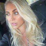 Cassandra Scerbo Instagram - @nuria.contreras understooood the assignment 📝 Been a minute since I’ve been this light, was time for a change 💁🏼‍♀️❄️ @salontrue