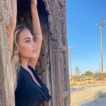 Cassandra Scerbo Instagram - HOW IS IT ALREADY JUNE?! Wishing everyone a beautiful weekend 🫶🏼 Joshua Tree, California