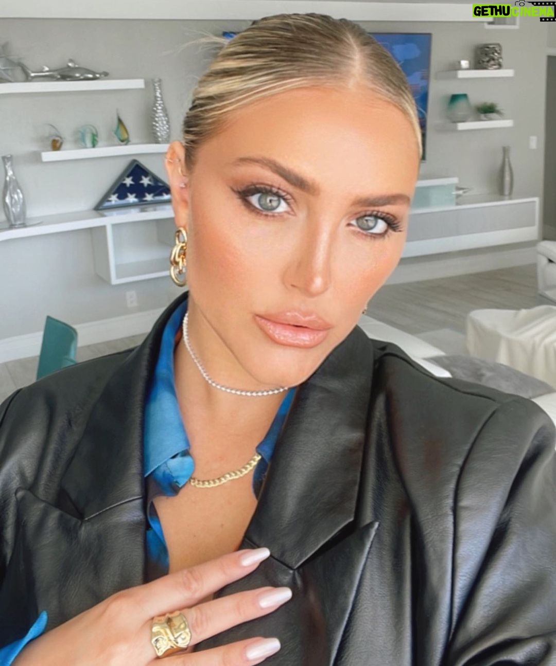 Cassandra Scerbo Instagram - MDW💙 what are your holiday weekend plans?!