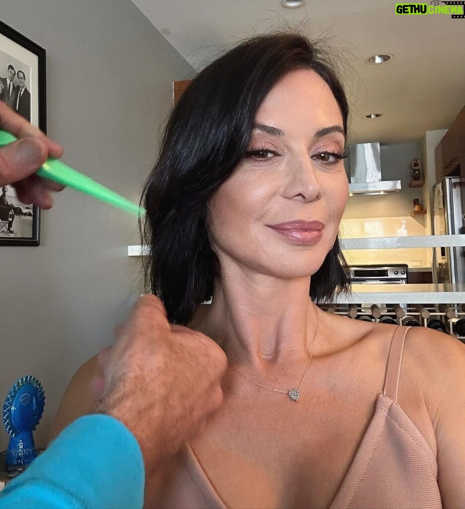 Catherine Bell Instagram - Almost there…. @ebmrf concert tonight! #rock4eb #malibu 💁🏻‍♀️: @charles_dujic 💄: @patrickdefontbrune