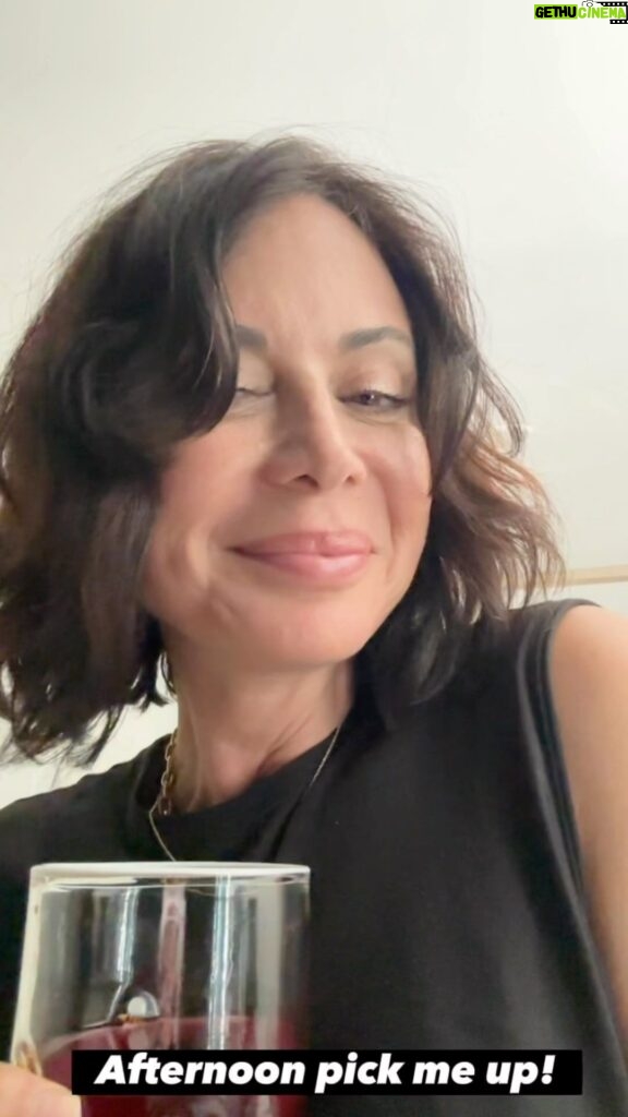 Catherine Bell Instagram - Afternoon pick me up! 🌟 Don’t worry … I still LOVE my coffee!! #healthylifestyle #energy #mood #electrolytes #himalayansalt #goodwitch #goodwitchvibes