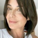 Catherine Bell Instagram - My first makeup tutorial!! 💄 this literally took me 3.5 minutes!! Easy peasy! try it and post pics and tag me 💜🌟 Next I’ll do my night out 15-20 minute version! #makeup #makeuptutorial #simplelook #naturalbeauty #everydaymakeup #realwomen