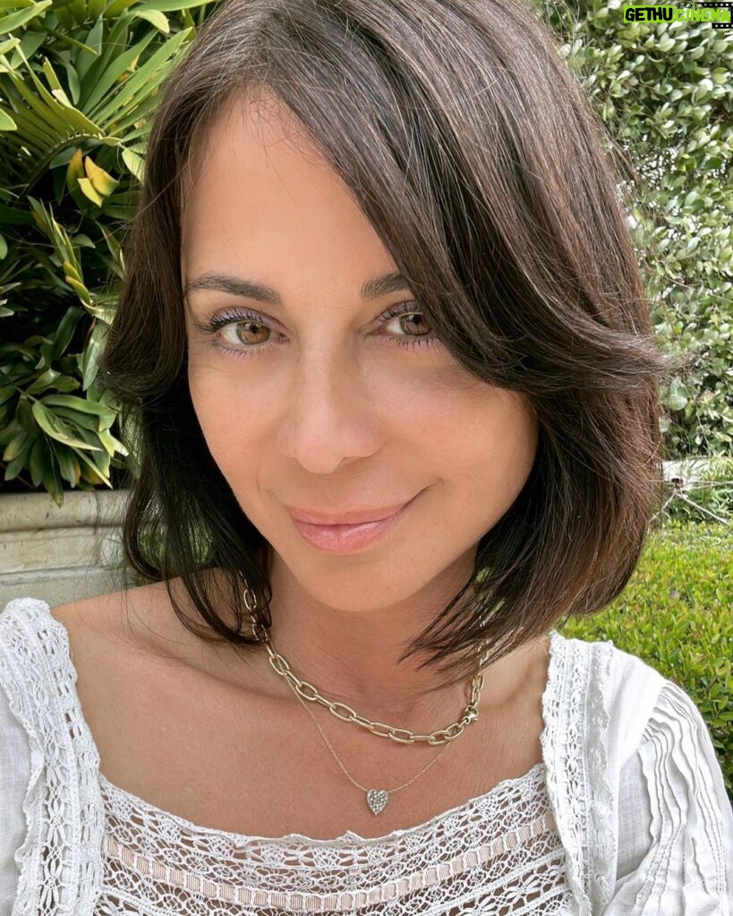 Catherine Bell Instagram - Quiet lazy Easter Sunday … with a broken pinky toe 🙈 didn’t stop me from enjoying family & friends 💜 hope you’re doing the same! Xx