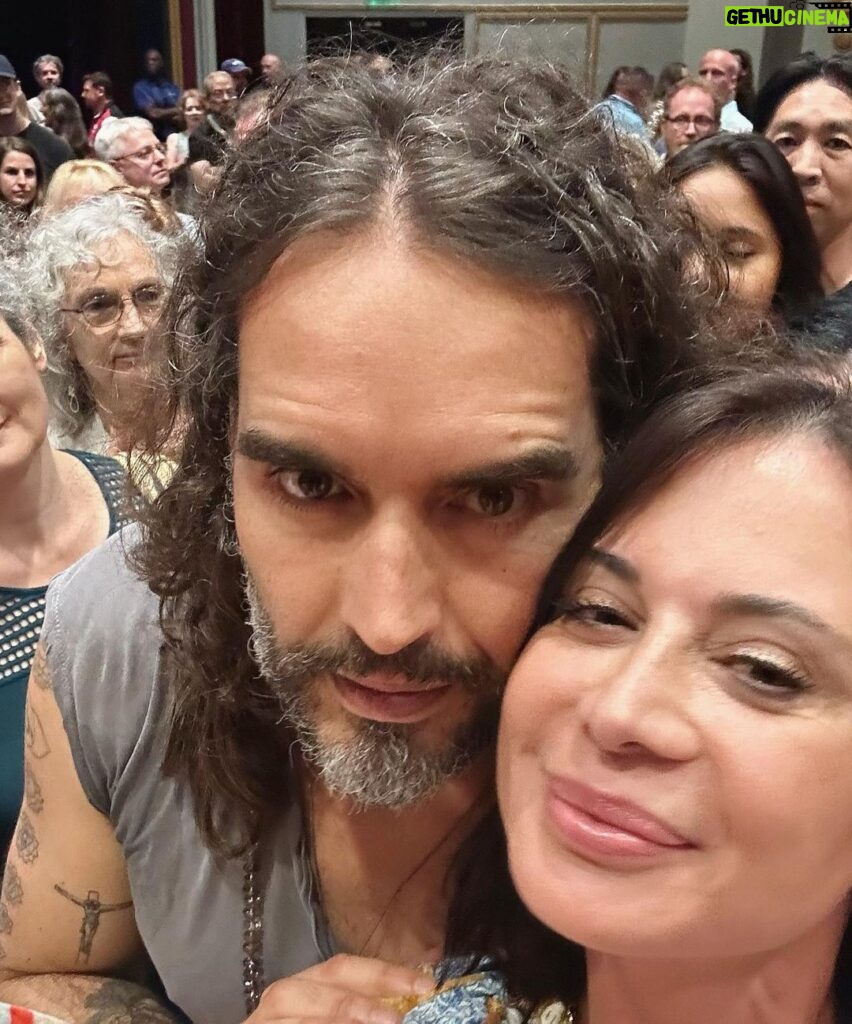 Catherine Bell Instagram - Amazing show tonight!! Didn’t know what to expect but it was in my little hometown theater… laughed til my cheeks hurt & got one of his famous “cuddles”! Thanks @russellbrand 🙌🏼💙 Capitol Theatre (Clearwater, Florida)